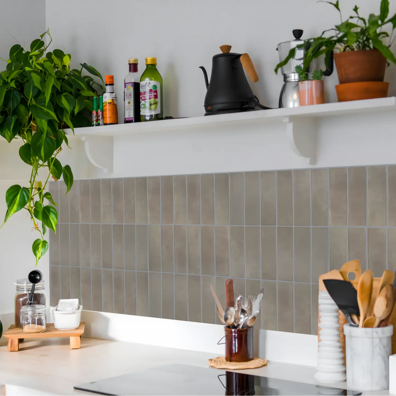 muur met tegels in de keuken beige donker