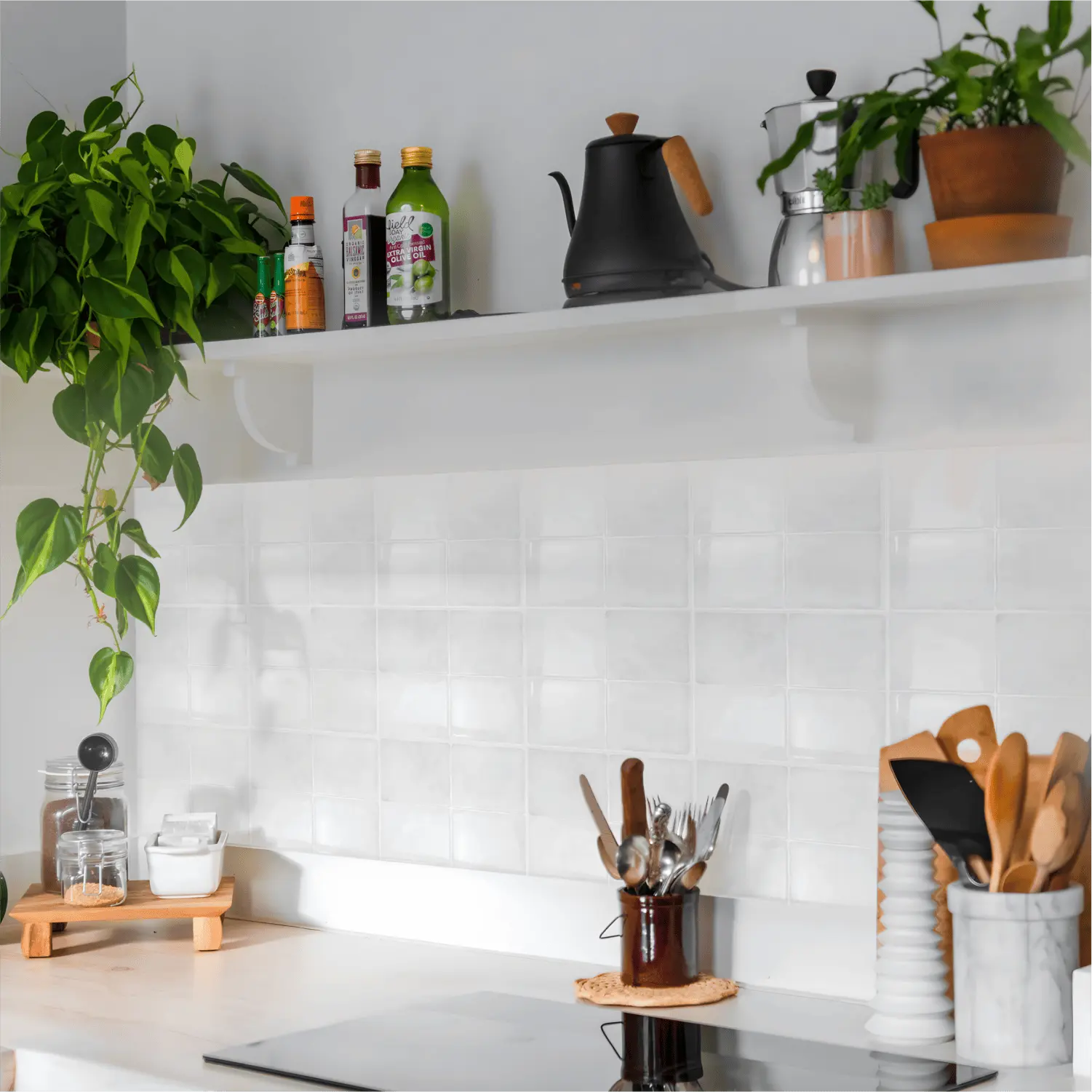 keukenmuur met witte plaktegels quattro