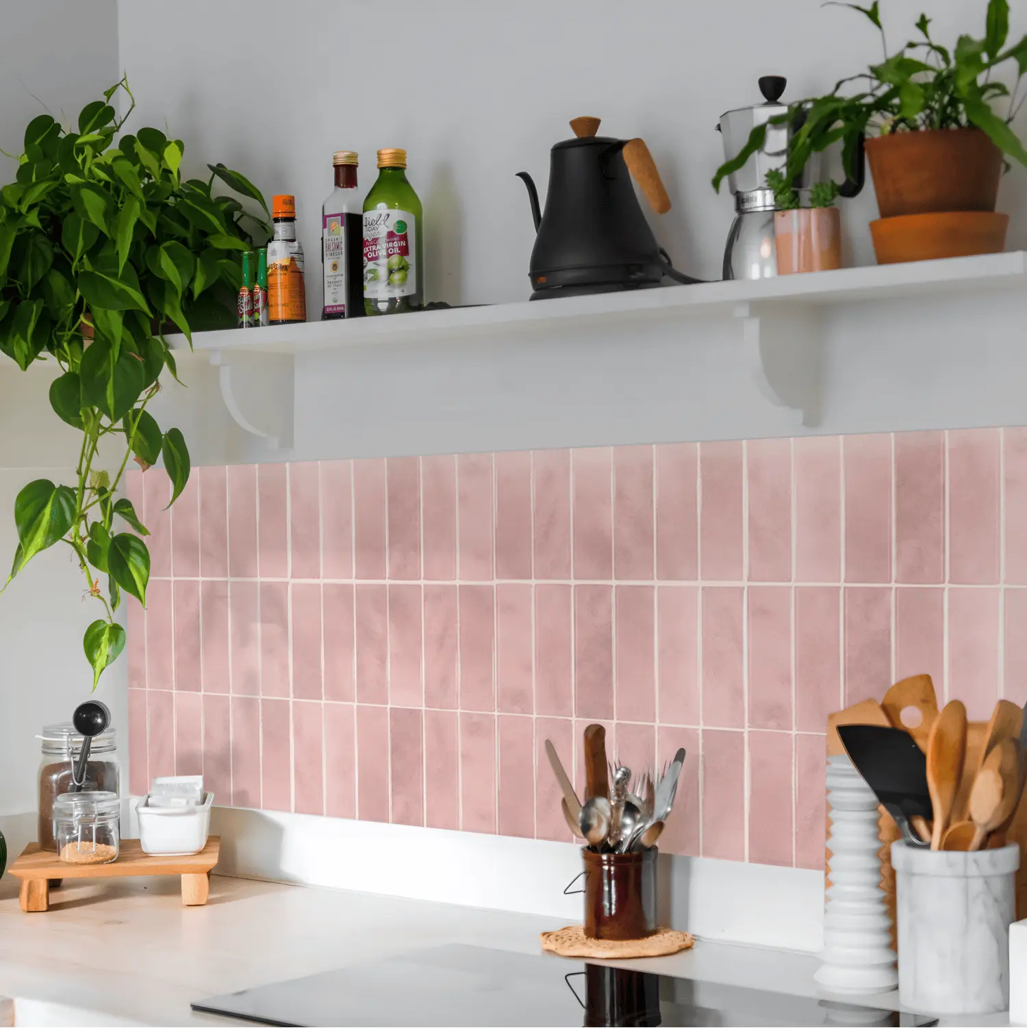 roze tegelmuur keuken woonkamer