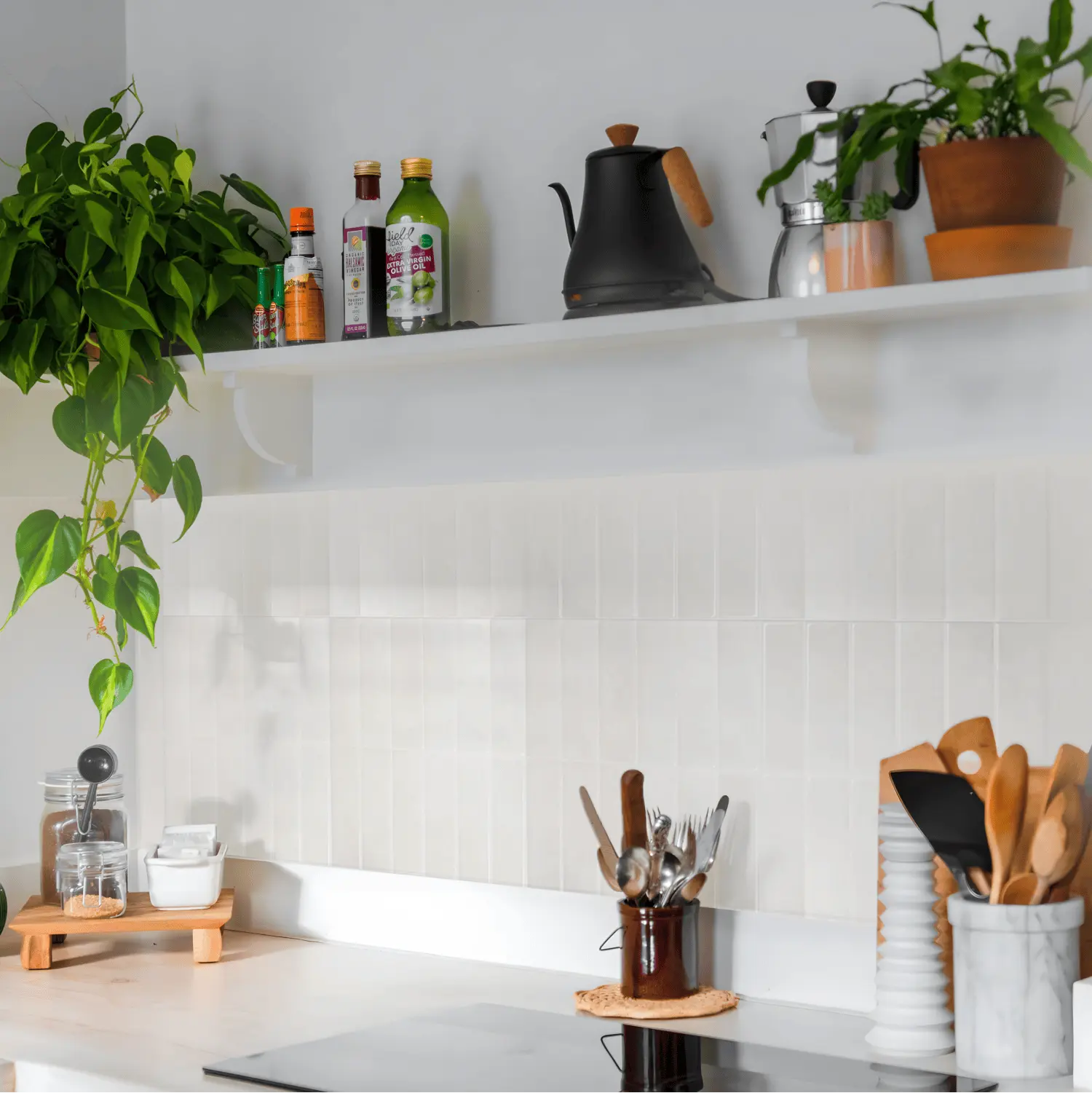 muur met witte plaktegel als sfeerbeeld